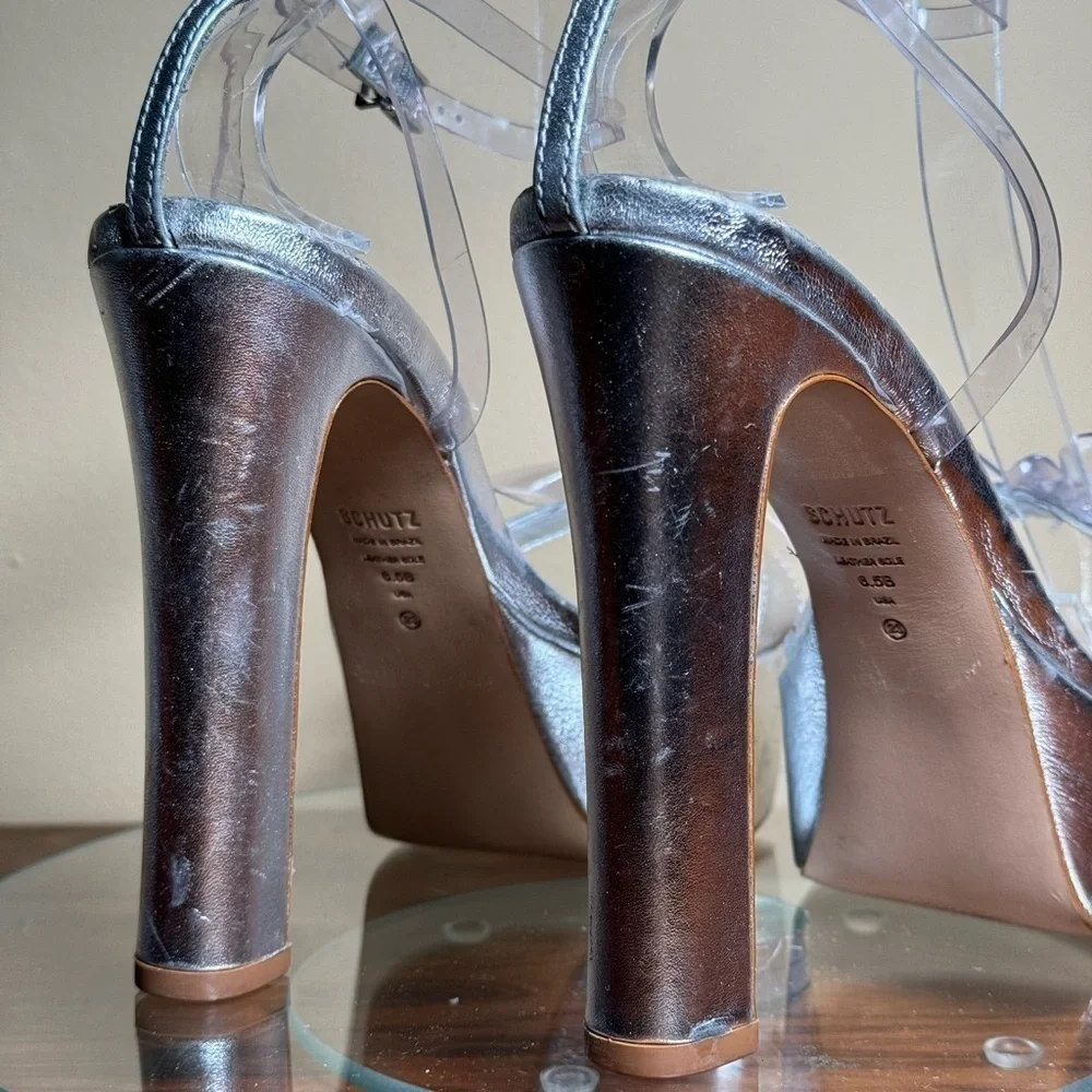 Schutz Elyda Platform Sandal - Prata / transparent - size 6.5